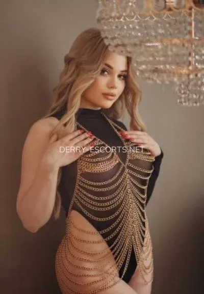 Derry escorts Emelie — 5