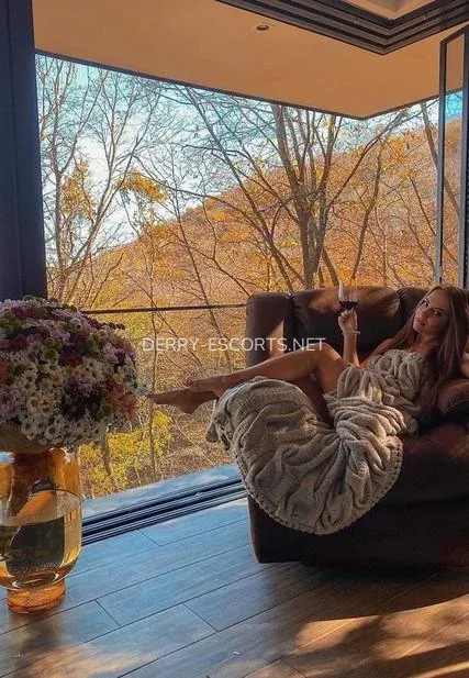 Derry escorts Isabelle — 6