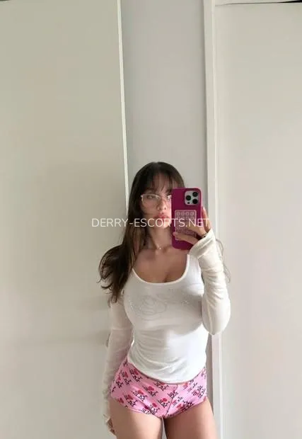 Derry escorts Linnéa — 2