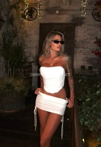 Derry escorts Cynthia — 7