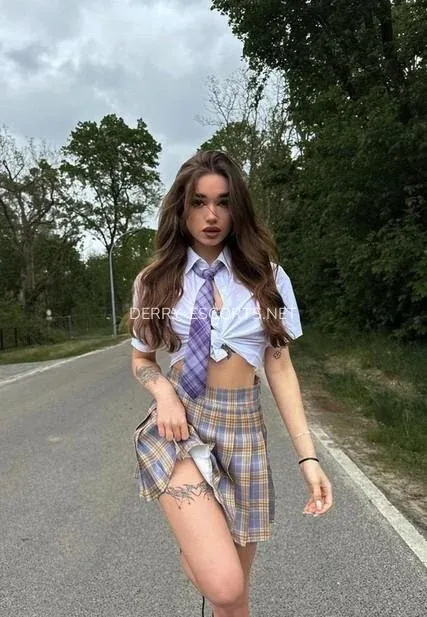 Derry escorts Johanna — 4