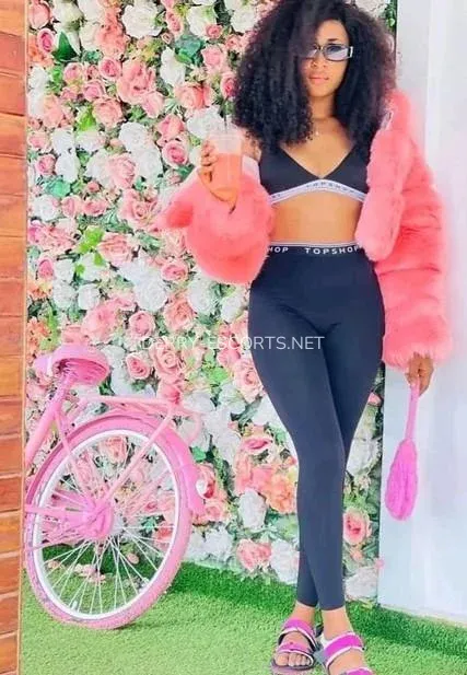 Derry escorts Emilia — 3