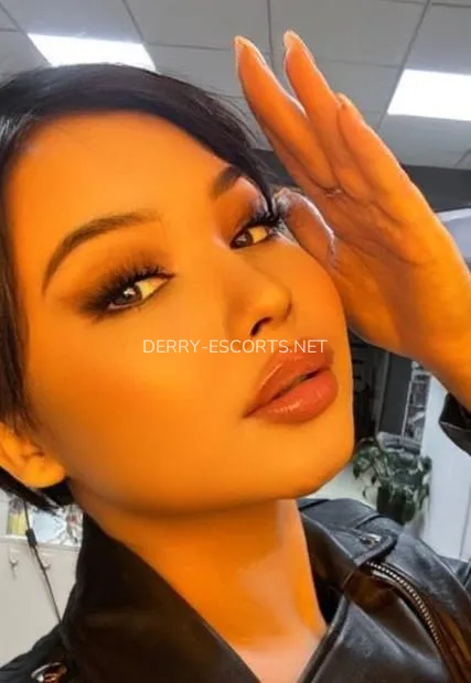 Derry escorts Lavinia — 2