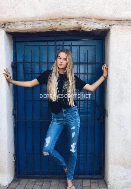 Derry escorts Abril — 4