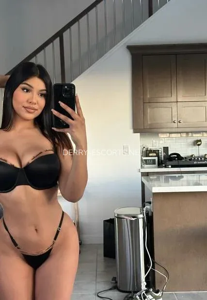 Derry escorts Ellinor — 1