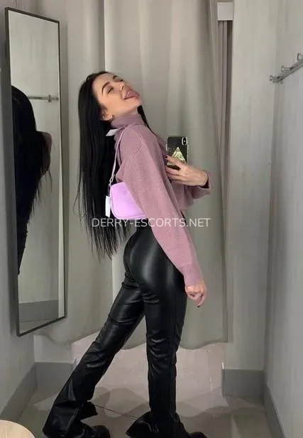 Derry escorts Eva — 4