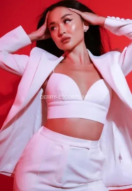 Derry escorts Elin — 9