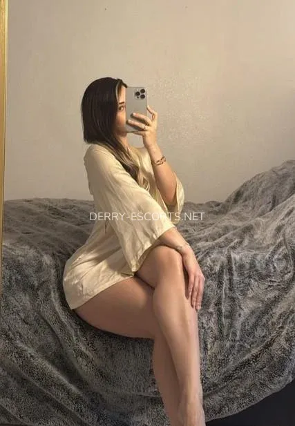 Derry escorts Elisabeth — 6