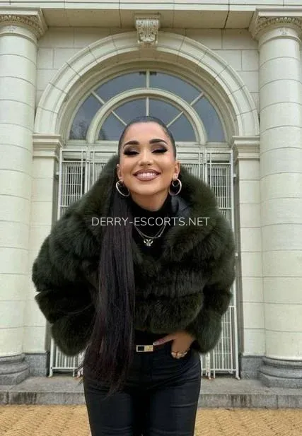 Derry escorts Kristin — 4