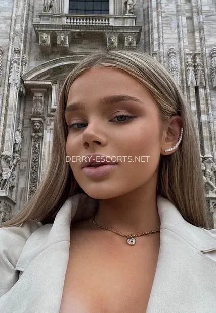 Derry escorts Elisabeth — 4