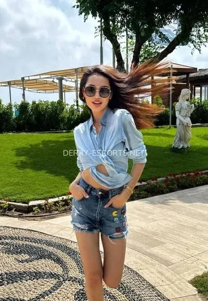 Derry escorts Isaura — 1