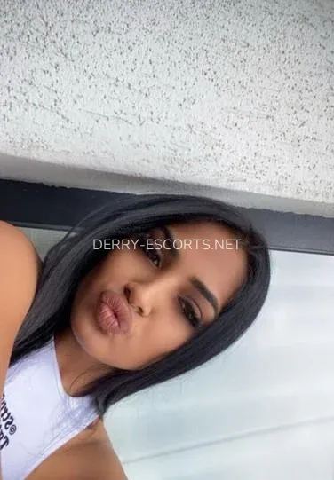 Derry escorts Elin — 4