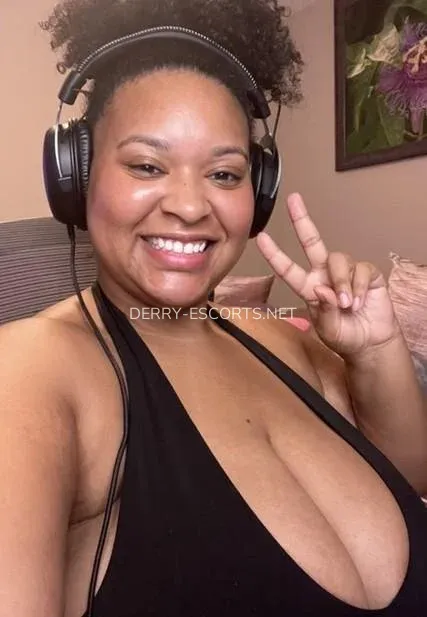 Derry escorts Frida — 9