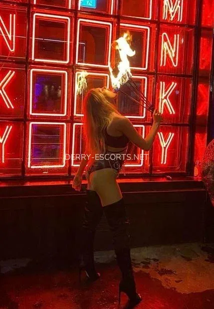 Derry escorts Elsa — 5
