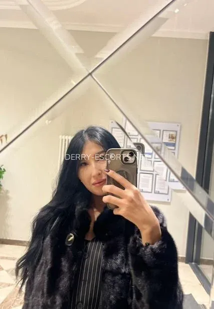 Derry escorts Sadie — 6