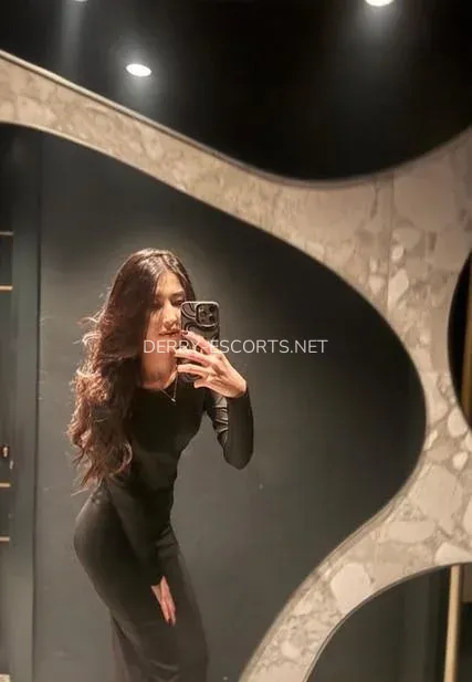 Derry escorts Sadie — 4