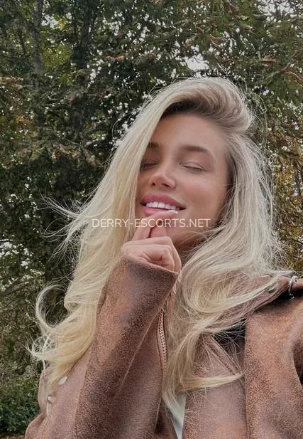 Derry escorts Elin — 4