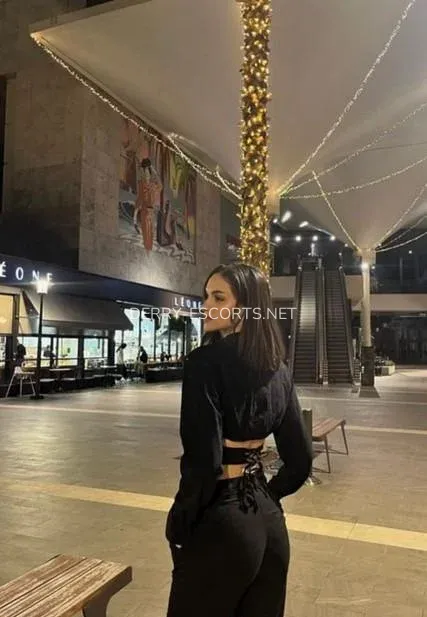 Derry escorts Viola — 4