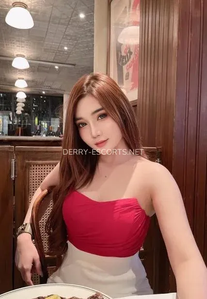 Derry escorts Linnéa — 1