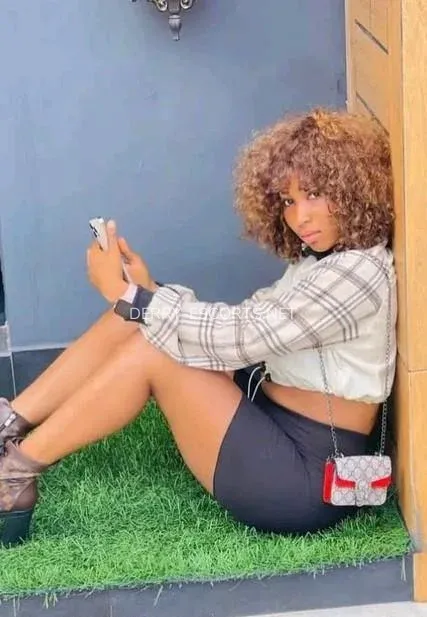 Derry escorts Emilia — 1