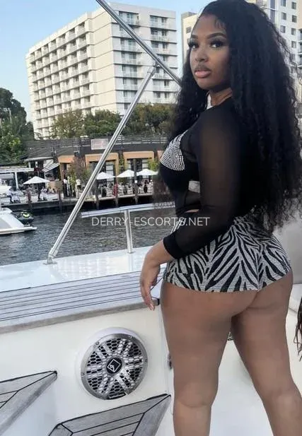 Derry escorts Elisabeth — 1