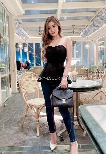 Derry escorts Linnéa — 4