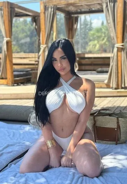 Derry escorts Kristin — 7