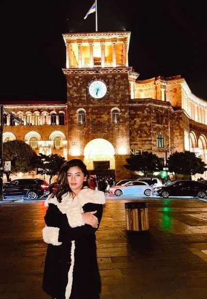 Derry escorts Gudula — 10