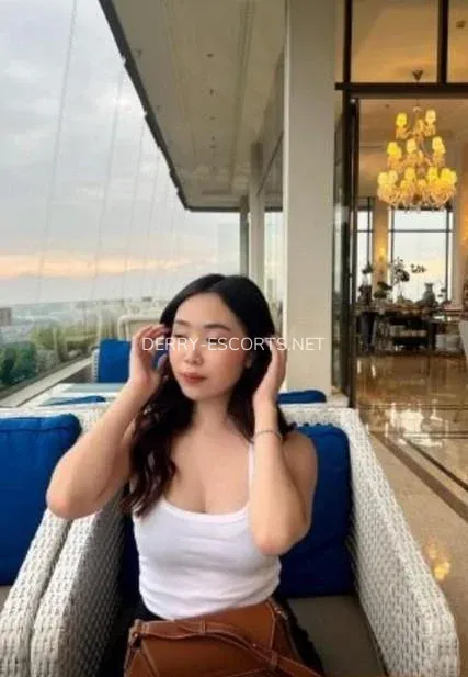 Derry escorts Yvonne — 4