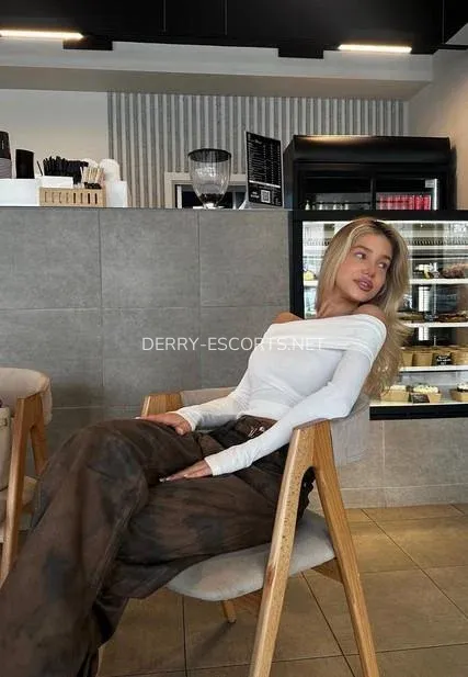 Derry escorts Elin — 1