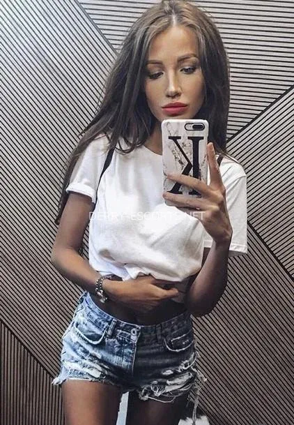 Derry escorts Emelie — 4